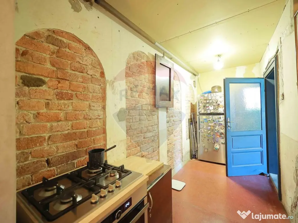 Casă Evreiască de Vânzare, Singur în Curte în zona U... 