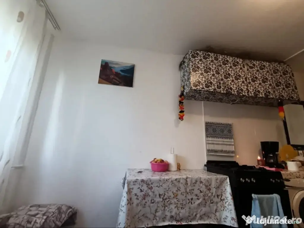 Camera de camin in spate la magazin jambo 