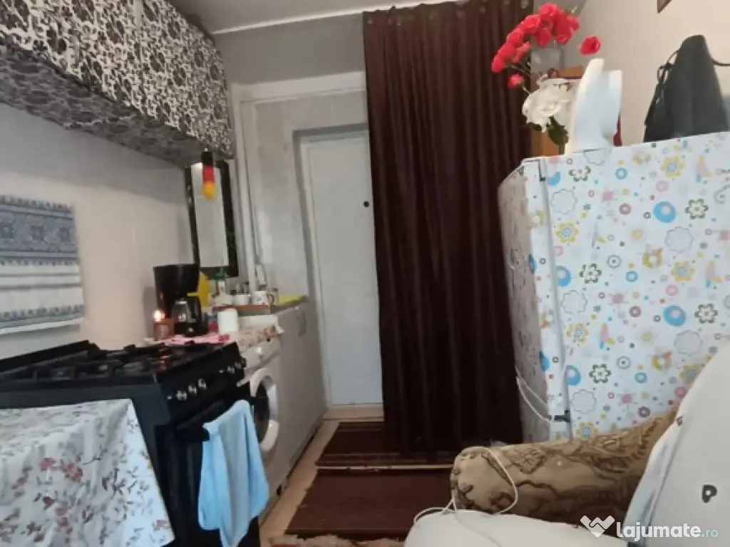 Camera de camin in spate la magazin jambo 