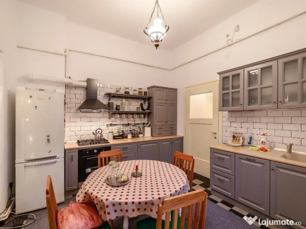 Apartament cu 4 camere, suprafata de 135 mp, garaj si beci i 