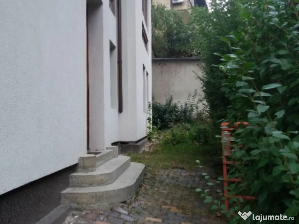 Apartament cu 4 camere, suprafata de 135 mp, garaj si beci i 