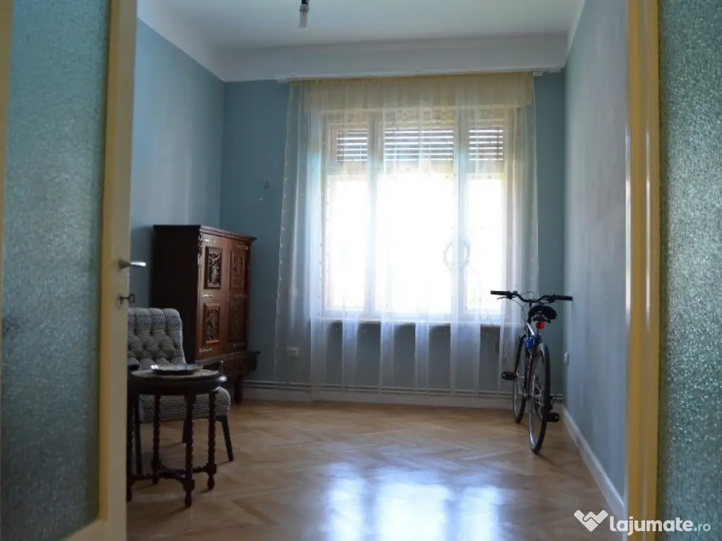 Apartament cu 4 camere, suprafata de 135 mp, garaj si beci i 