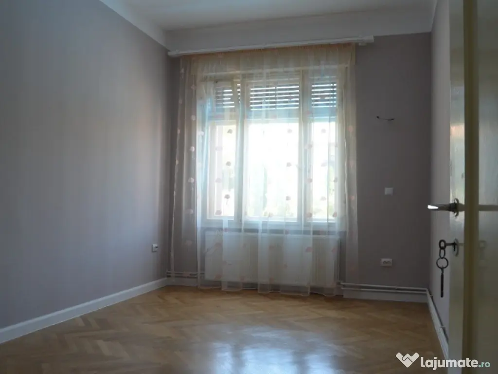 Apartament cu 4 camere, suprafata de 135 mp, garaj si beci i 