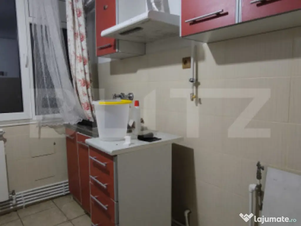 Apartament 2 camere, decomandat, etaj intermediar, zona Poli