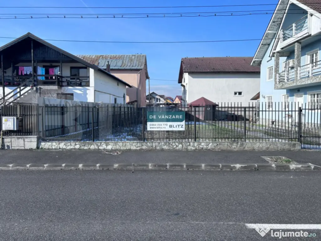 Teren Panduras cu vedere la lac