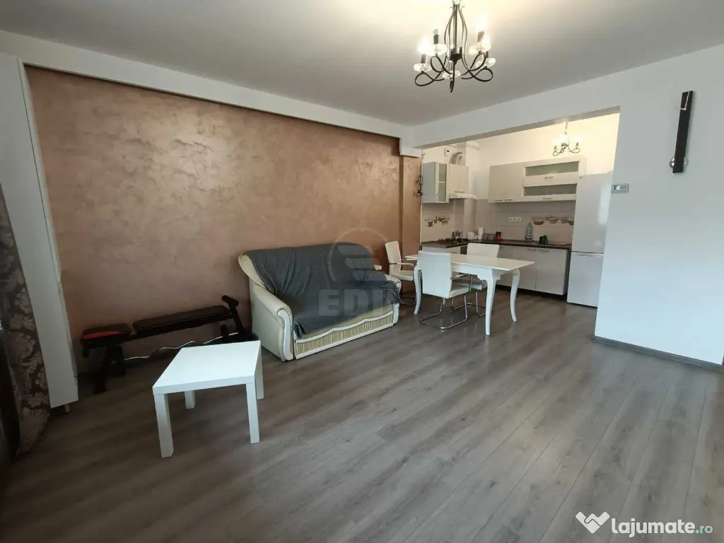 Apartament 2 camere,semidecomandat,zona SubCetate