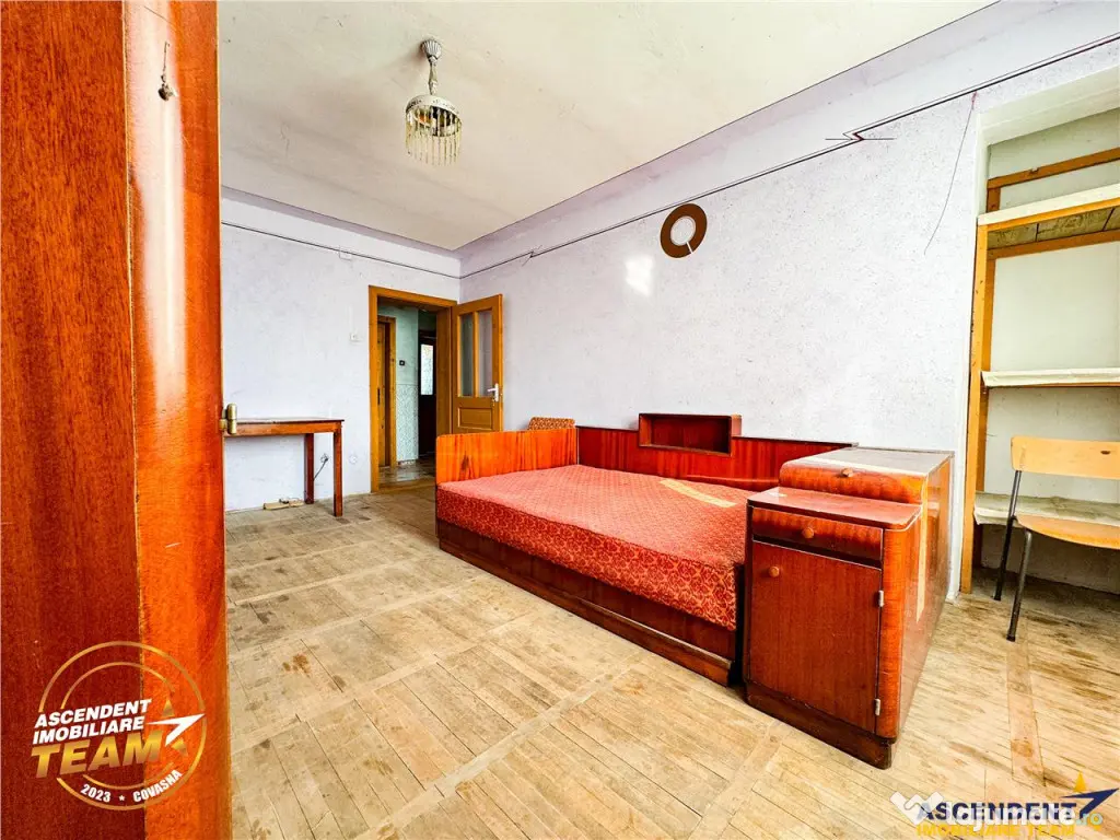 FILM! Apartament 2 camere,decomandat,cu garaj,1.400 mp teren