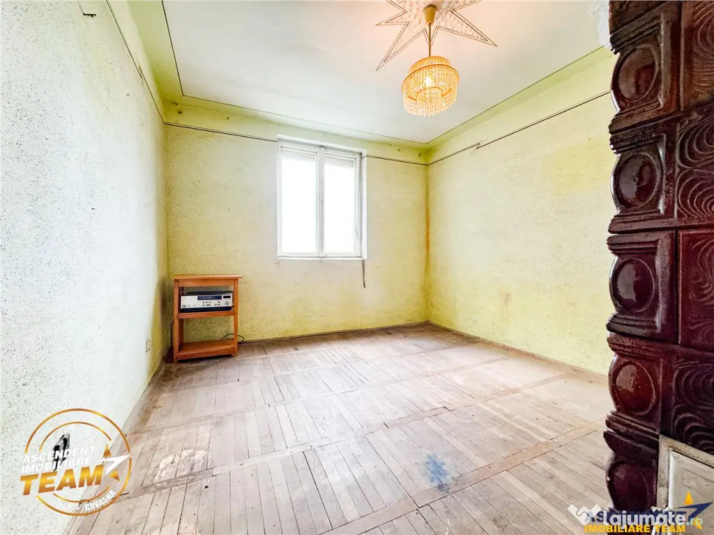 FILM! Apartament 2 camere,decomandat,cu garaj,1.400 mp teren