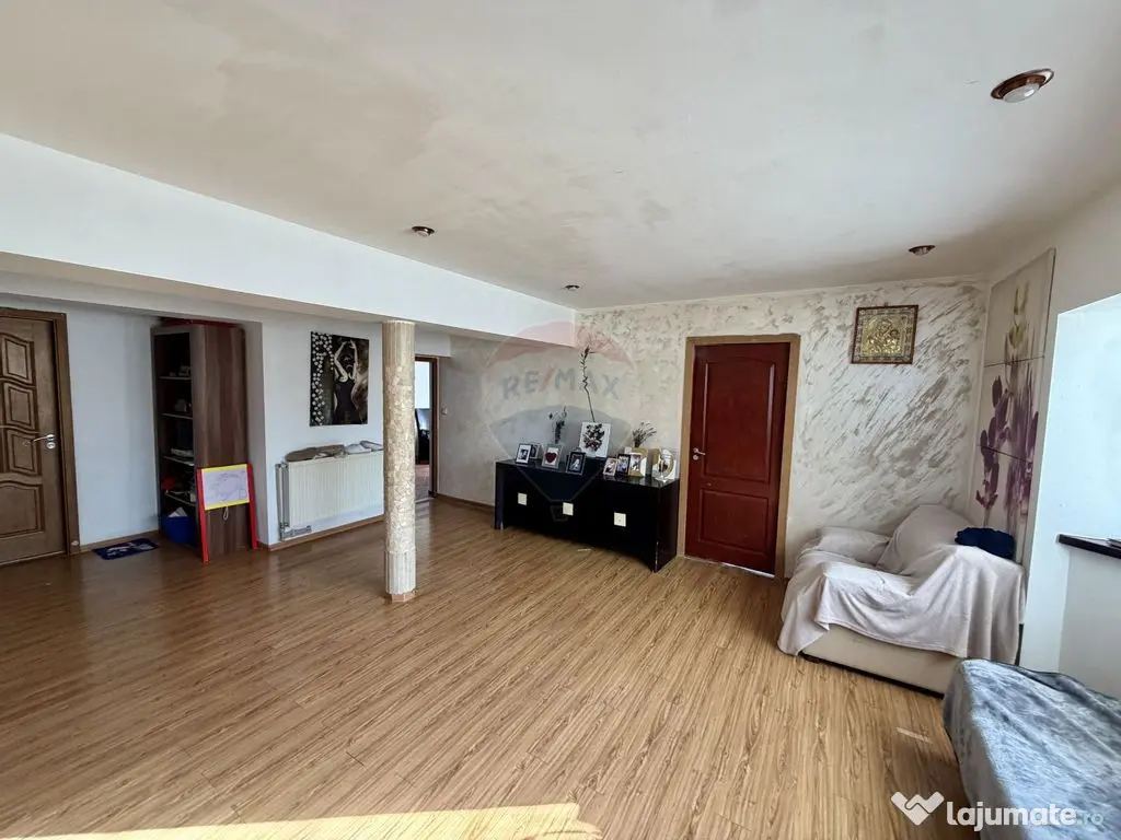 Casă / Vilă cu 4 camere de vânzare 