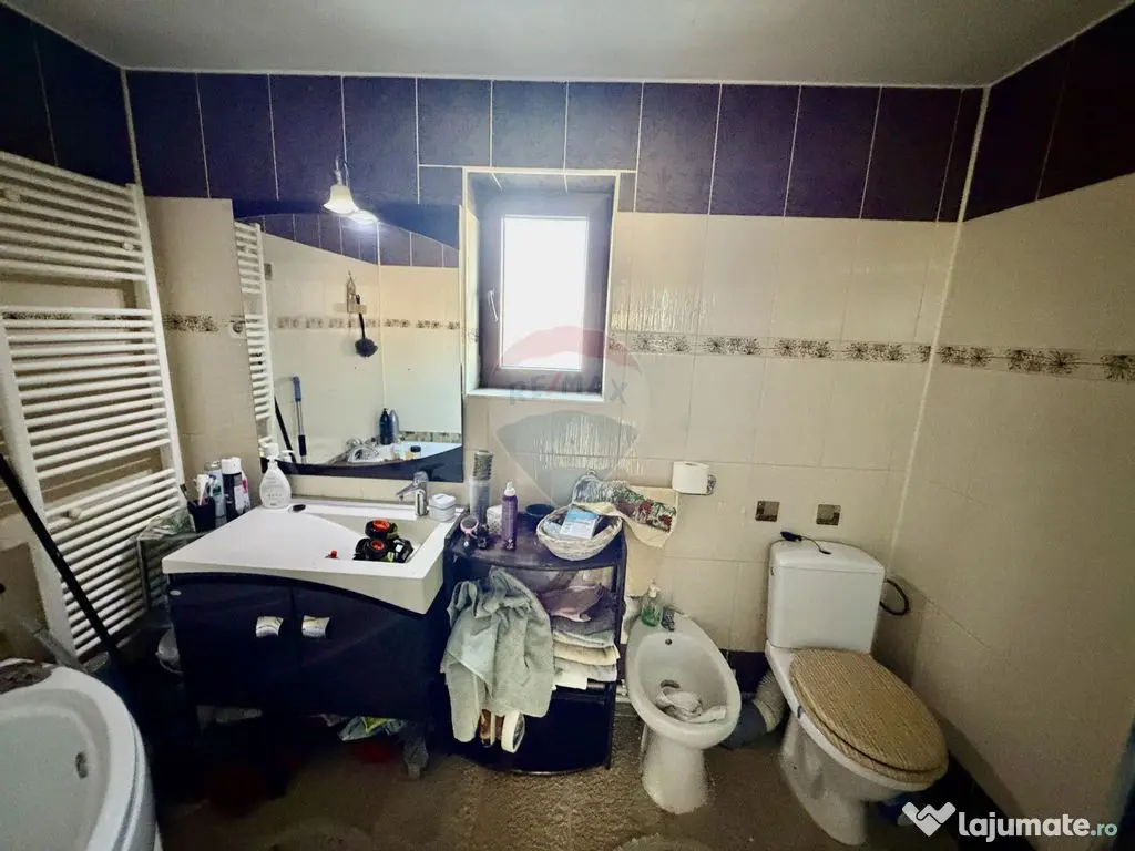 Casă / Vilă cu 4 camere de vânzare 