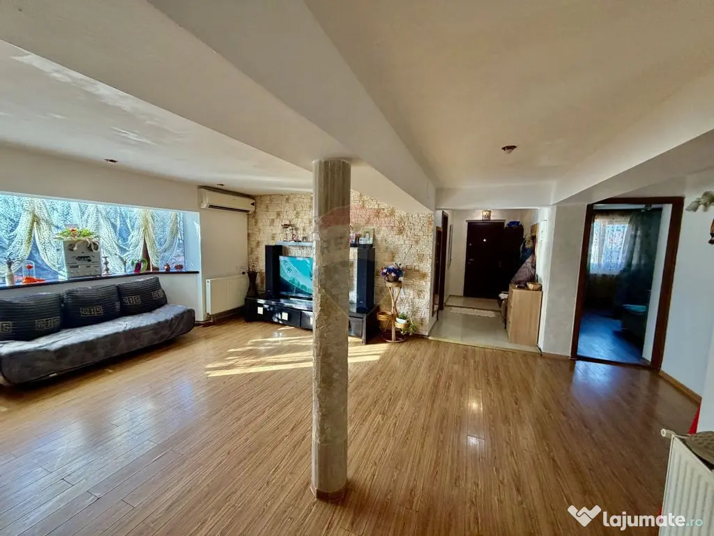 Casă / Vilă cu 4 camere de vânzare 