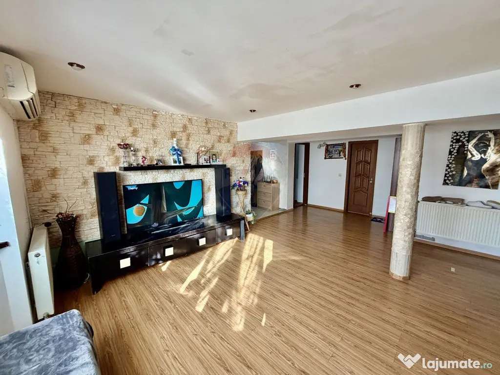 Casă / Vilă cu 4 camere de vânzare 