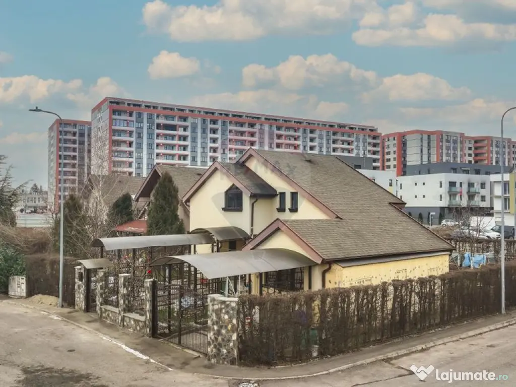 Casă / Vilă cu 4 camere de vânzare în zona Tractorul
