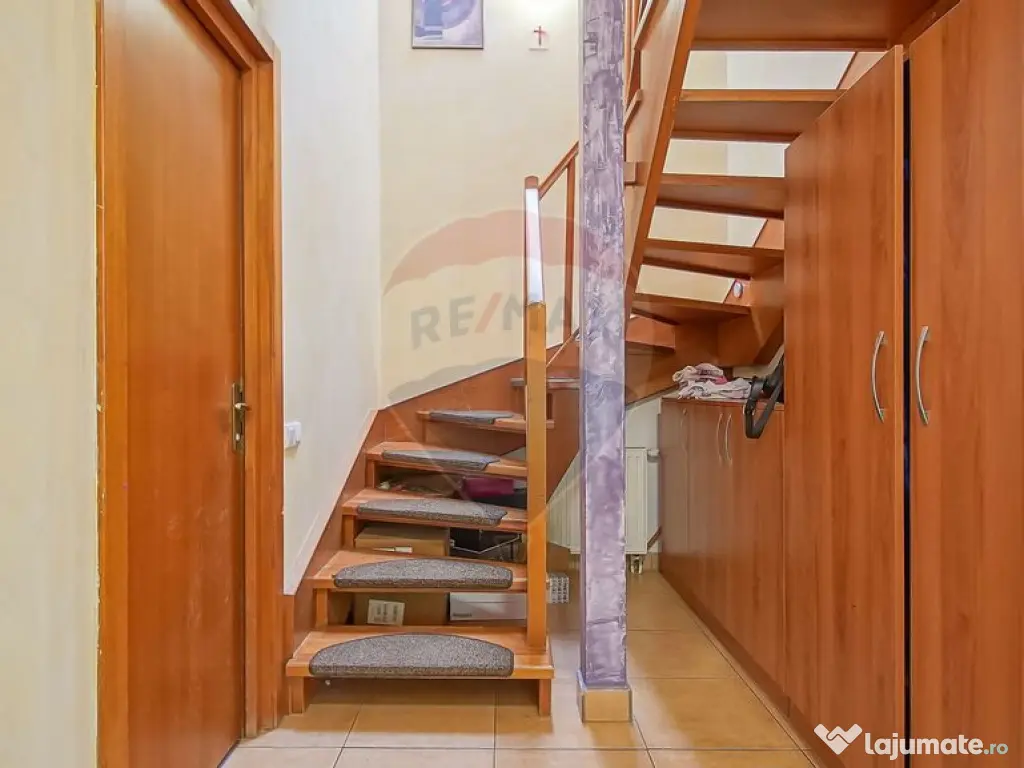 Casă / Vilă cu 4 camere de vânzare în zona Tractorul 