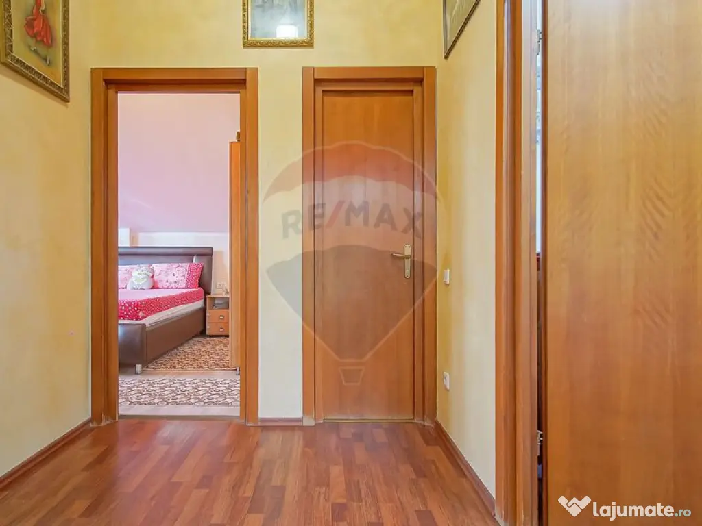 Casă / Vilă cu 4 camere de vânzare în zona Tractorul 