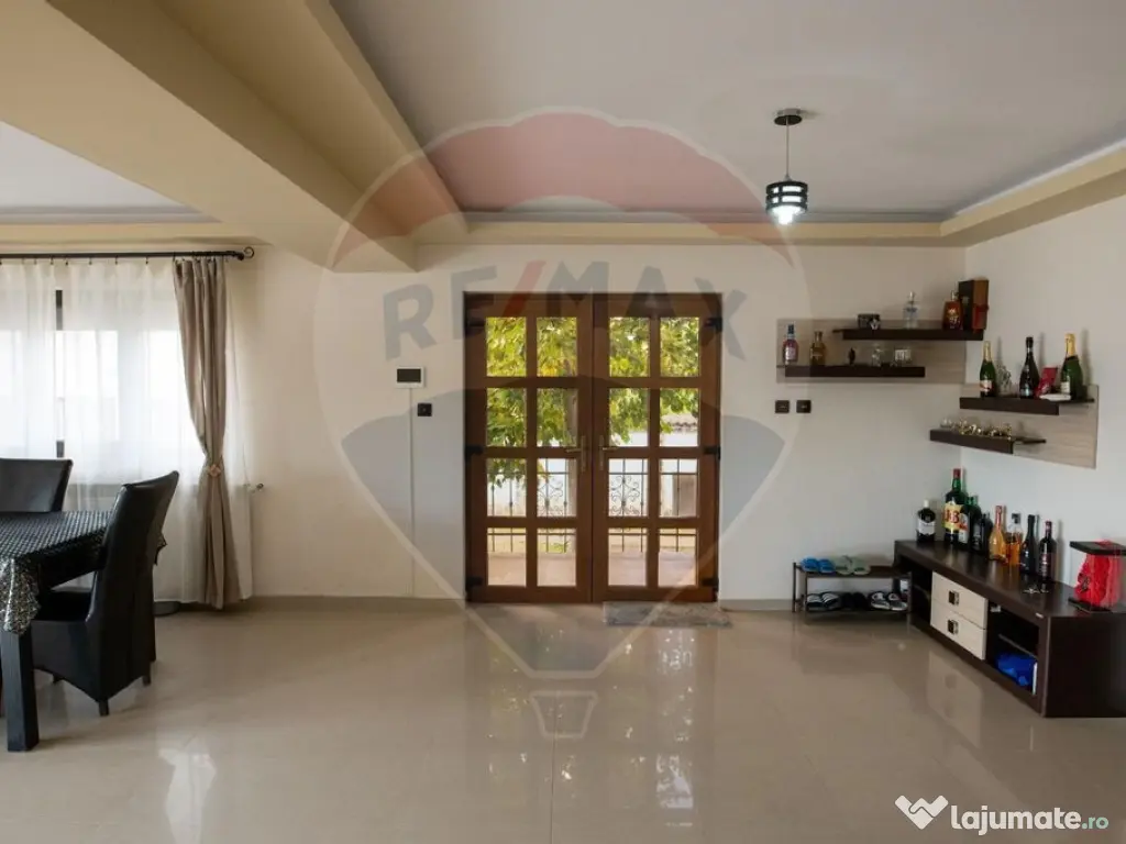 Casă / Vilă cu 5 camere de vânzare 