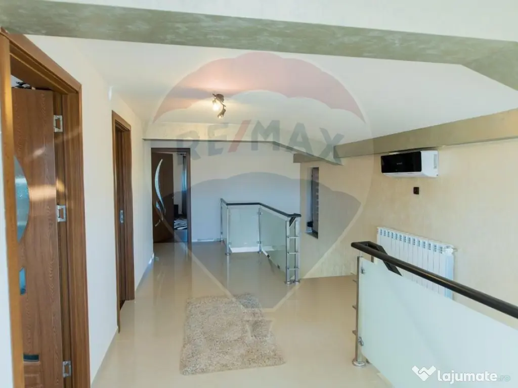 Casă / Vilă cu 5 camere de vânzare 