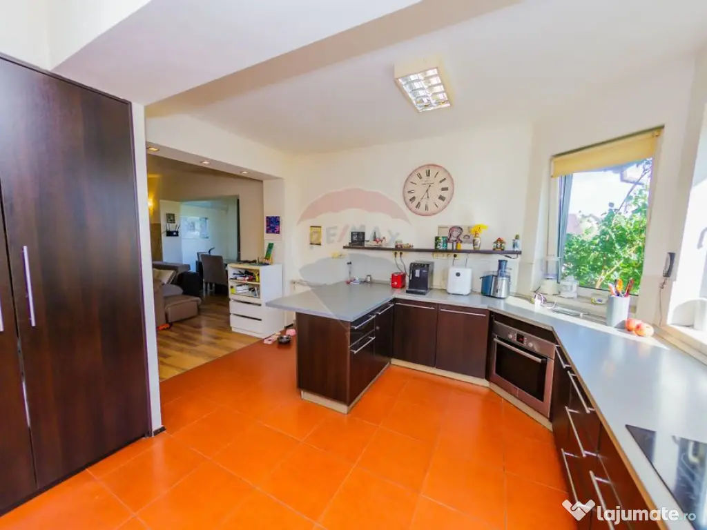 Casă pentru locuit, zonă liniștită, la câteva minute...