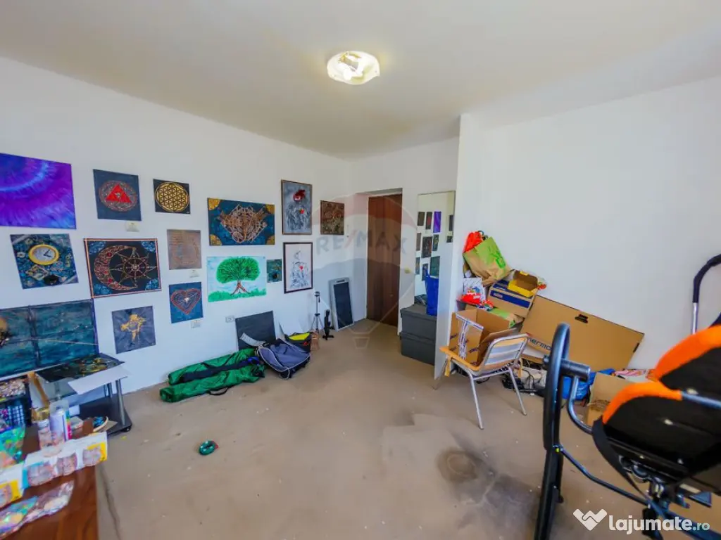 Casă pentru locuit, zonă liniștită, la câteva minute...