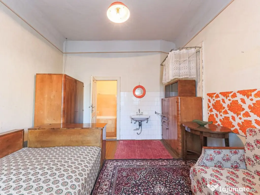 Apartament 4 camere semidecomandat, ultracentral, etaj 1 