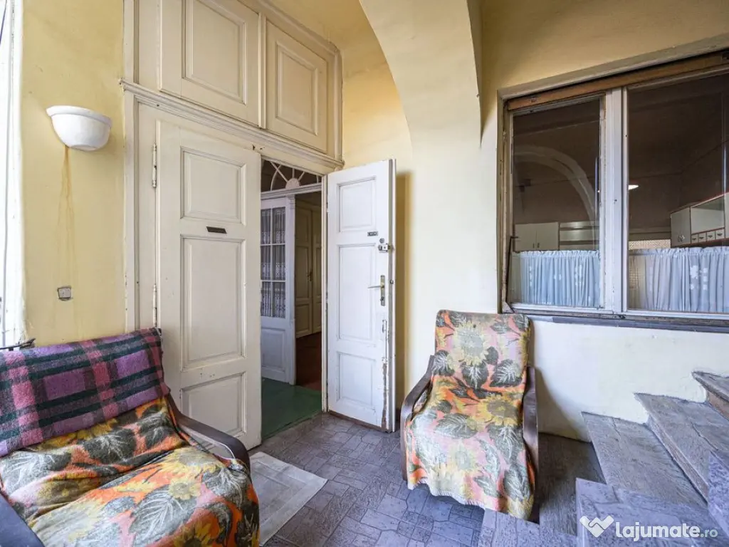 Apartament 4 camere semidecomandat, ultracentral, etaj 1 