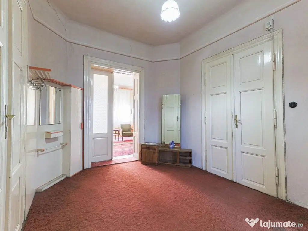 Apartament 4 camere semidecomandat, ultracentral, etaj 1 