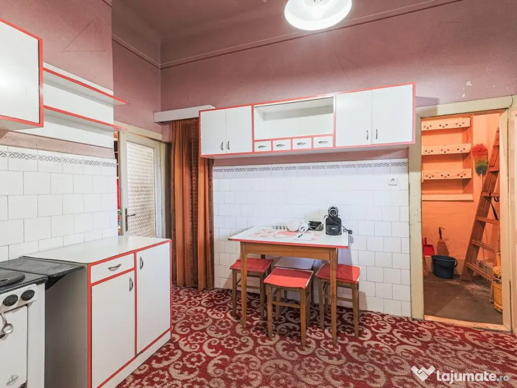 Apartament 4 camere semidecomandat, ultracentral, etaj 1 