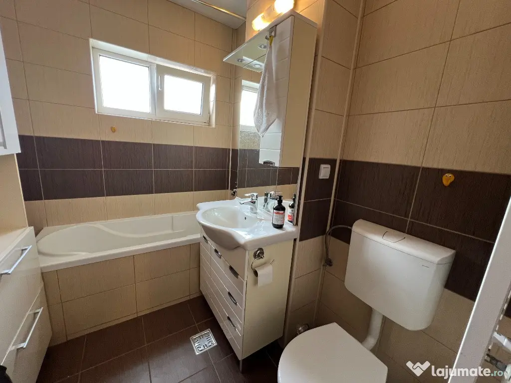 INCHIRIEZ apartament 3 camere decomandat,renovat,zona Selimbar 