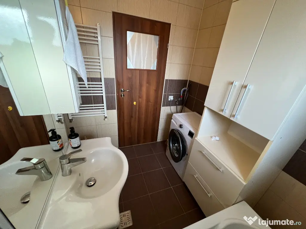 INCHIRIEZ apartament 3 camere decomandat,renovat,zona Selimbar 