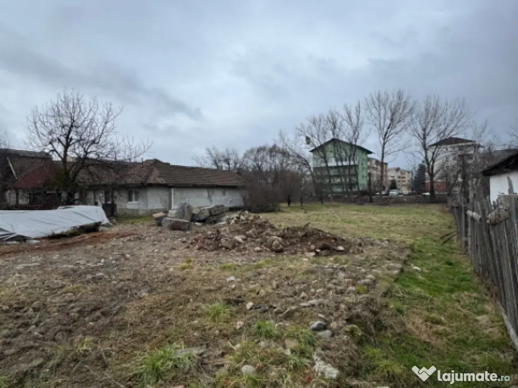 Teren 15 ari Păltinișului – zonă de case, dublu front s