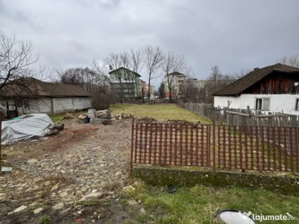 Teren 15 ari Păltinișului – zonă de case, dublu front s