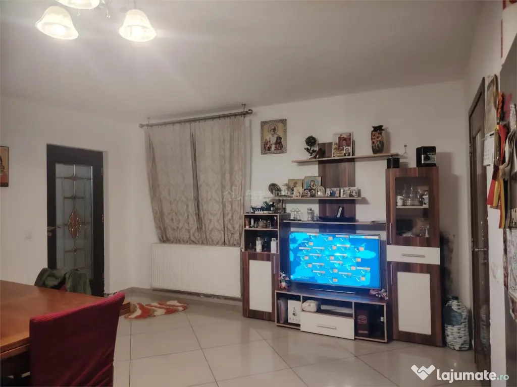 Casa, cocheta, situata pe o strada linistita, la 10 km de Pl 