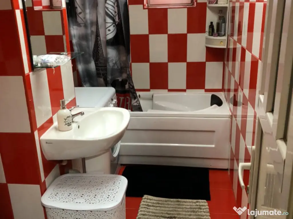 Inchiriez apartament o camera zona Unirii