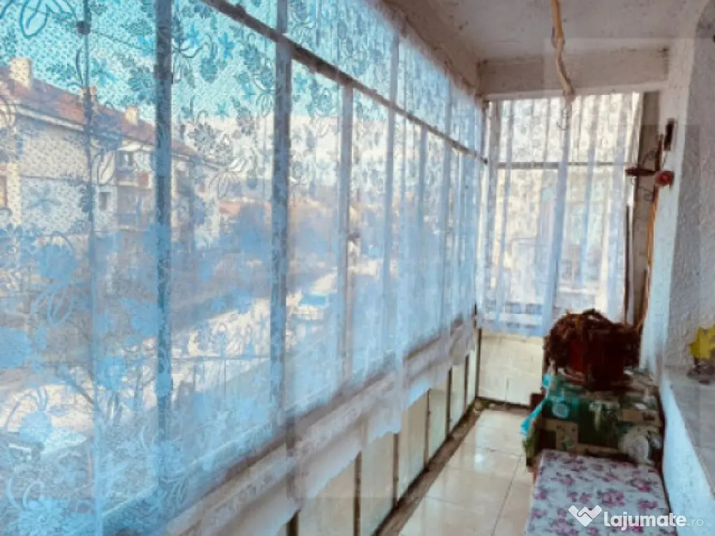 Apartament cu 3 camere si balcon, decoamandat, spatios si ca