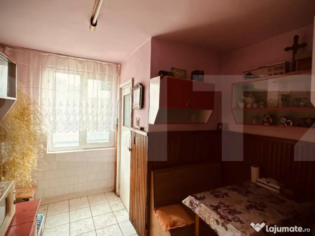 Apartament cu 3 camere si balcon, decoamandat, spatios si ca