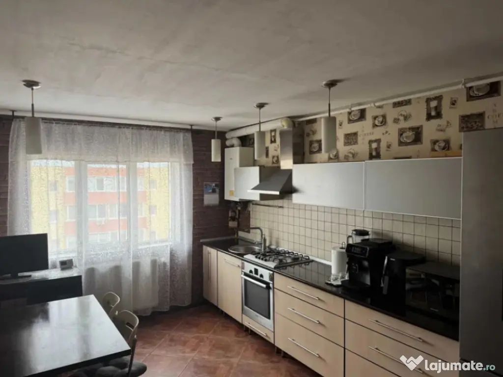 Apartament 2 camere, decomandat - zona Tractorul