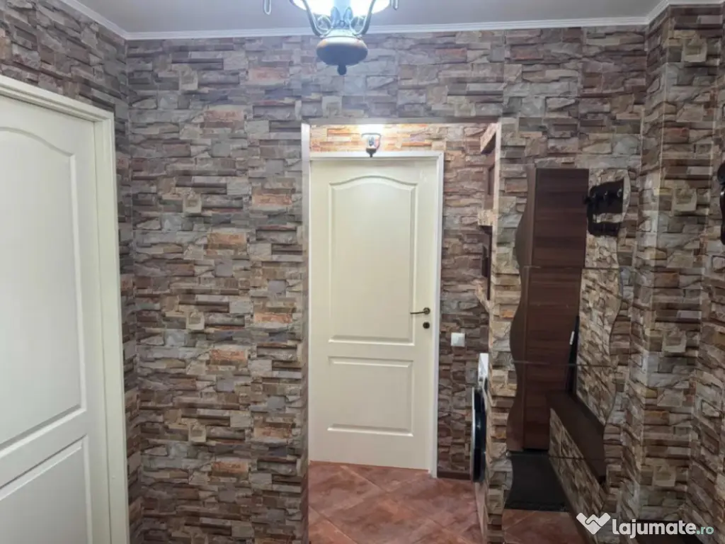 Apartament 2 camere, decomandat - zona Tractorul