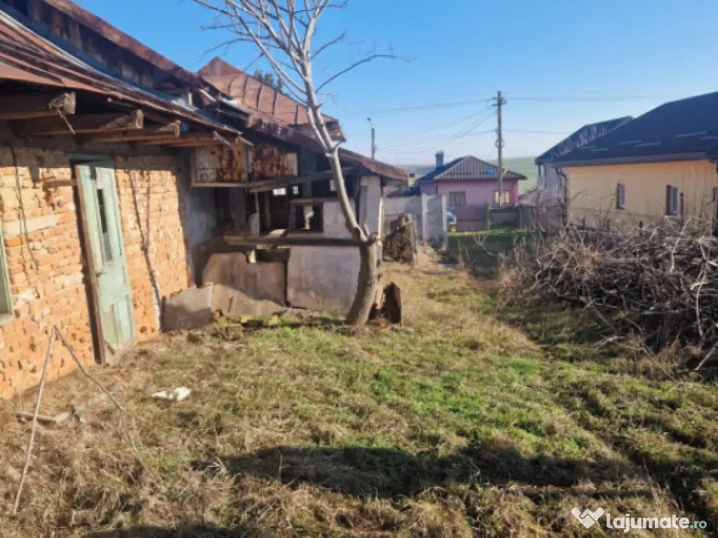 Teren 1528 mp cu casă de vânzare în centrul Gherceștiulu