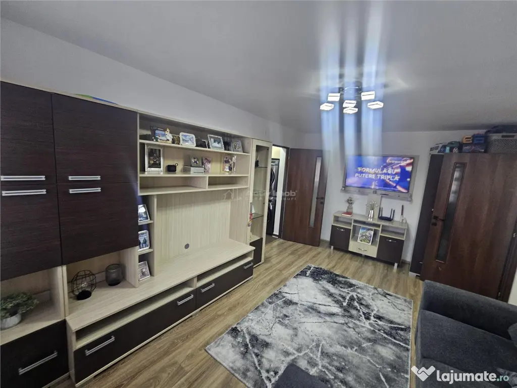 Resita, 2 Cam. Cf. 1 Mobilat Utilat, Et. 1, Micro 1 