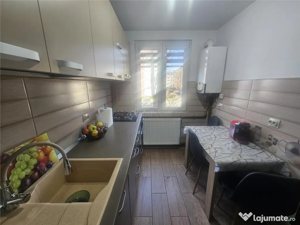 Resita, 2 Cam. Cf. 1 Mobilat Utilat, Et. 1, Micro 1 