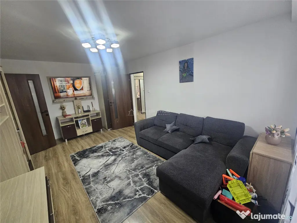 Resita, 2 Cam. Cf. 1 Mobilat Utilat, Et. 1, Micro 1 