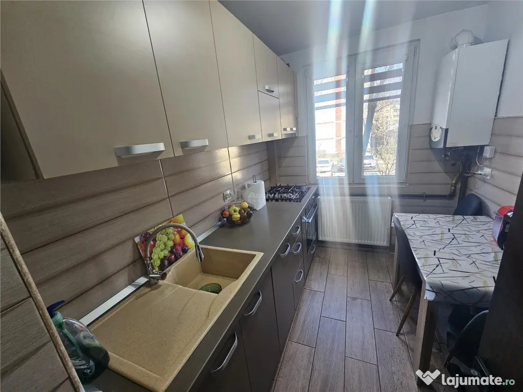 Resita, 2 Cam. Cf. 1 Mobilat Utilat, Et. 1, Micro 1 