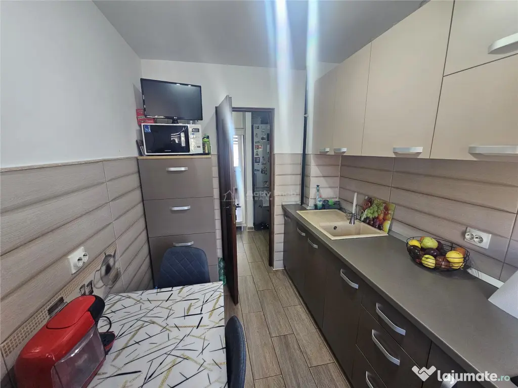 Resita, 2 Cam. Cf. 1 Mobilat Utilat, Et. 1, Micro 1 