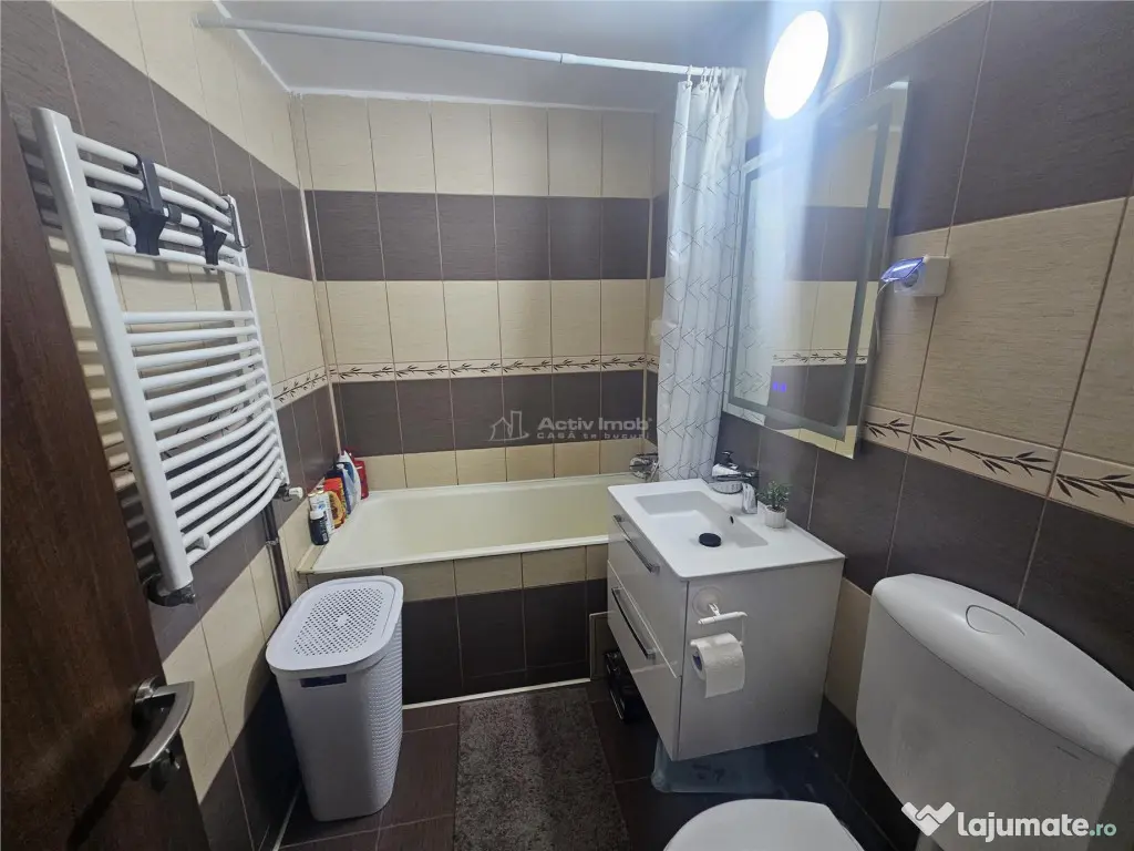 Resita, 2 Cam. Cf. 1 Mobilat Utilat, Et. 1, Micro 1 