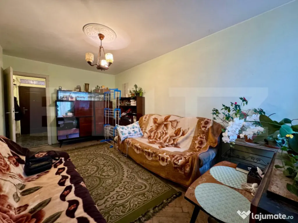 Apartament 2 camere, etaj 2, semidecomandat – zona Central 