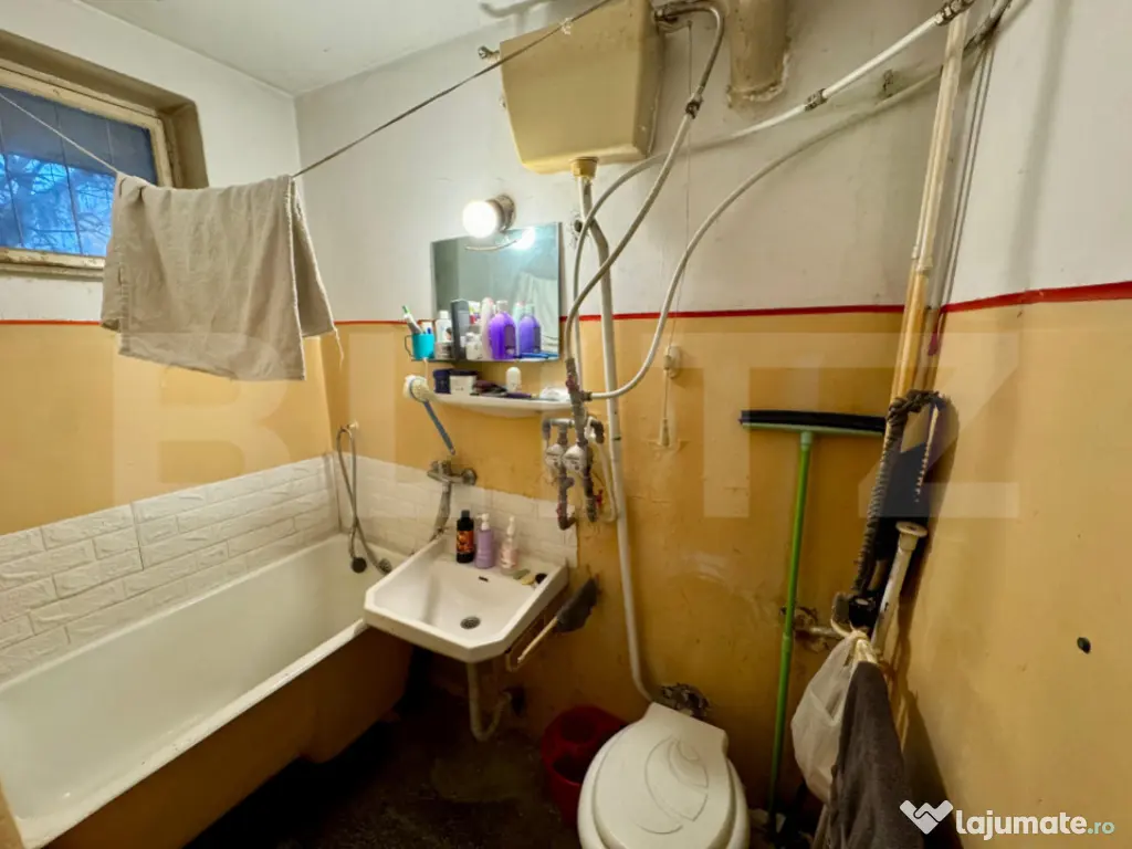 Apartament 2 camere, etaj 2, semidecomandat – zona Central 