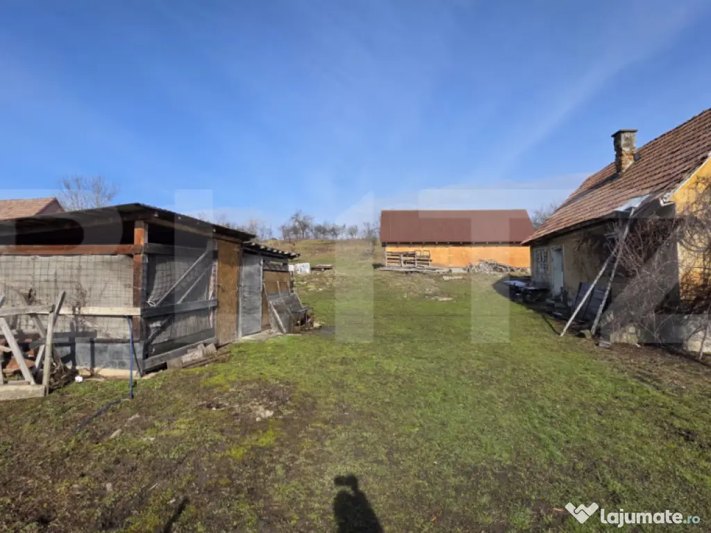 Casa cu teren 3.800 mp, cu 35 m front stradal, la 10 km de B 