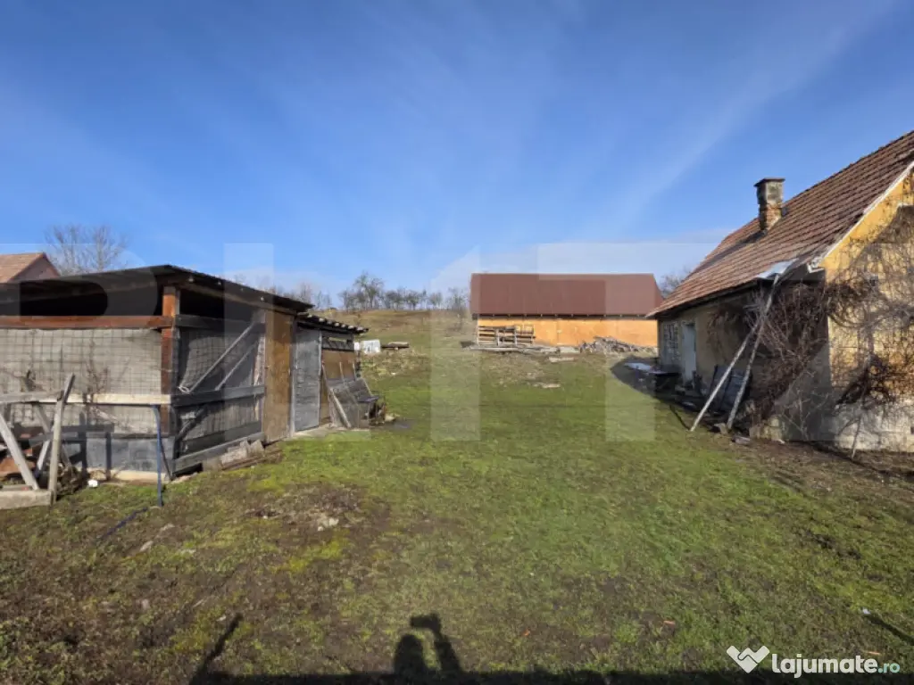 Casa cu teren 3.800 mp, cu 35 m front stradal, la 10 km de B 