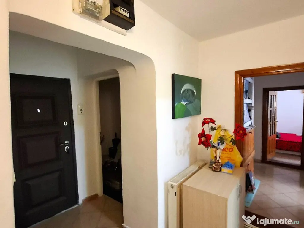 De vanzare apartament cu 4 camere , etaj 2 