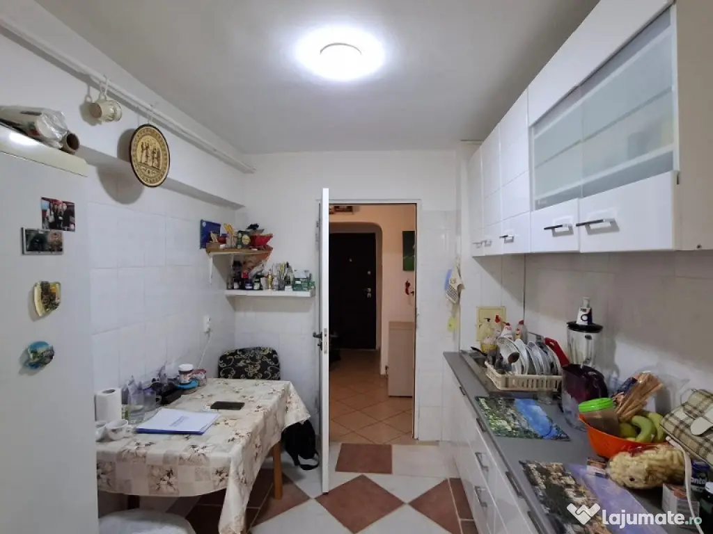 De vanzare apartament cu 4 camere , etaj 2 